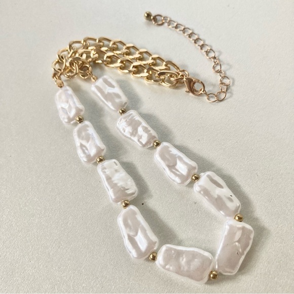 Elegant Gold and White faux pearl preloved Necklace - Picture 2 of 6